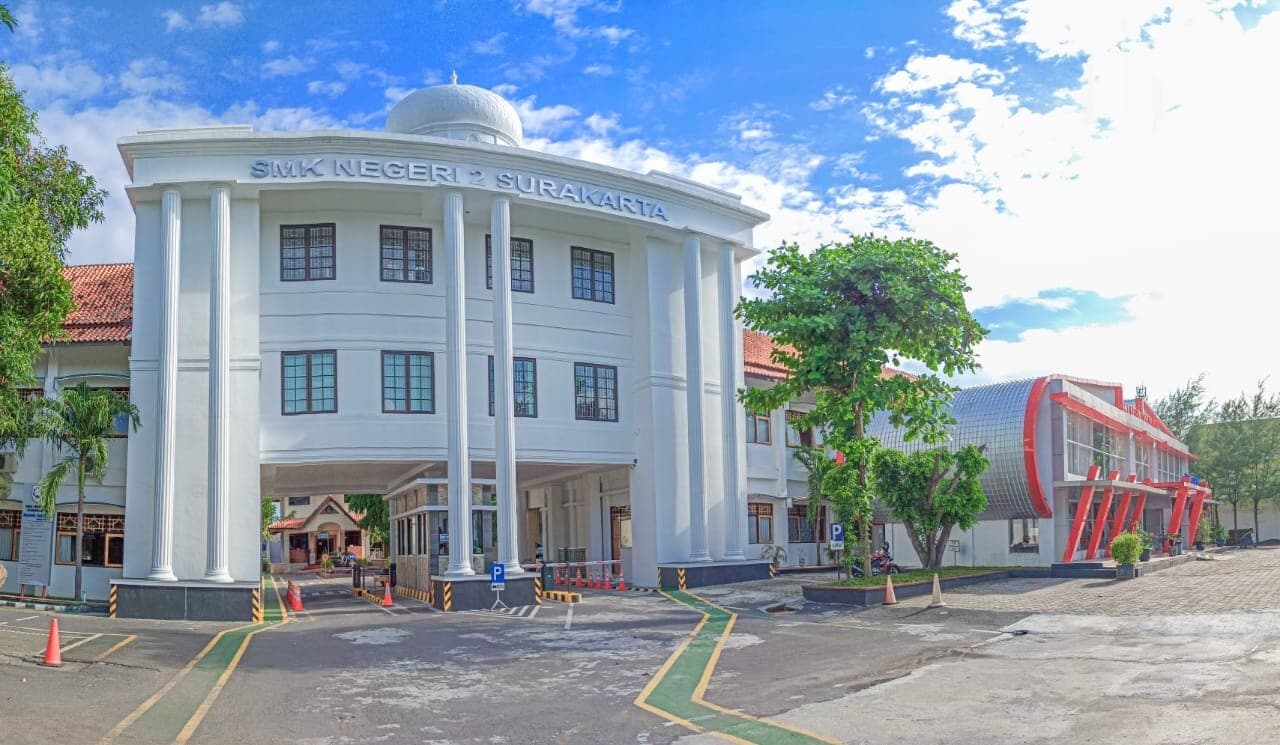 Siswa Membaca Mading Sekolah